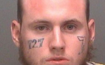 Un fost gangster din Statele Unite si-a indepartat tatuajele de pe fata cu ajutorul unui polizor