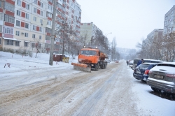 Atentie soferi. Autoritatile municipale solicita evitarea parcarii automobilelor pe carosabil si pe trotuare pentru a facilita interventia la deszapezire Atentie soferi. Autoritatile municipale solicita evitarea parcarii automobilelor pe carosabil si pe trotuare pentru a facilita interventia la deszapezire