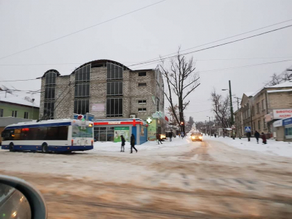 A nins toata noaptea, iar stratul de zapada care s-a asternut creeaza probleme pentru soferii care au pornit la drum. Cum se circula in capitala - GALERIE FOTO A nins toata noaptea, iar stratul de zapada care s-a asternut creeaza probleme pentru soferii care au pornit la drum. Cum se circula in capitala - GALERIE FOTO