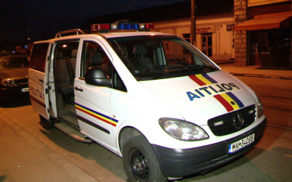 Un barbat a ascuns 2.400 de tigari de contrabanda fabricate in Ucraina intr-o icoana. A fost prins de politie Un barbat a ascuns 2.400 de tigari de contrabanda fabricate in Ucraina intr-o icoana. A fost prins de politie
