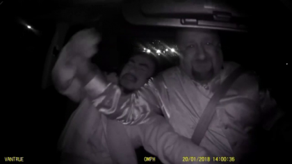 Cursa nebuna, filmata de un sofer Uber. Ce a incercat sa faca un client la 100 Km/h - VIDEO Cursa nebuna, filmata de un sofer Uber. Ce a incercat sa faca un client la 100 Km/h - VIDEO