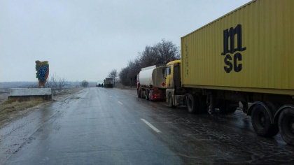 Pe soseaua Cahul-Giurgiulesti a fost stopata circulatia camioanelor. Drumul este acoperit de gheata si se circula cu dificultate. Mai multe vehicule au ramas blocate. Detalii de la INP - FOTO Pe soseaua Cahul-Giurgiulesti a fost stopata circulatia camioanelor. Drumul este acoperit de gheata si se circula cu dificultate. Mai multe vehicule au ramas blocate. Detalii de la INP - FOTO