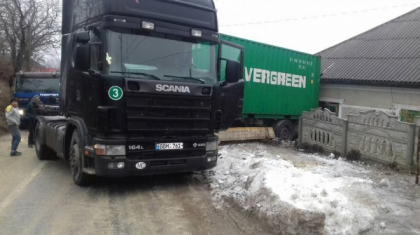 Un camion a intrat intr-o casa de locuit din Cahul dupa ce soferul a pierdut controlul volanului: a distrus gardul si un perete al casei - FOTO