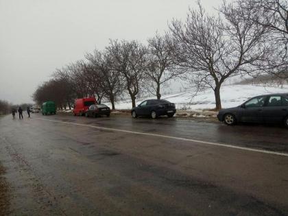 Pe traseul Cahul-Taraclia se circula cu dificultate din cauza ghetusului. Mai multe masini au derapat de pe sosea - GALERIE FOTO