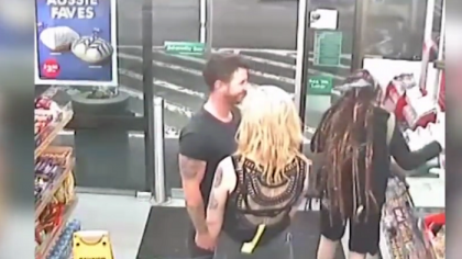La un pas de moarte dupa ce a fost atacat de un transsexual cu un topor. Eplicatia agresoarei - VIDEO La un pas de moarte dupa ce a fost atacat de un transsexual cu un topor. Eplicatia agresoarei - VIDEO