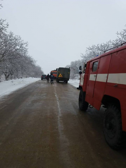 13 situatii de deblocare si tractare a autoturismelor, iar mai multe ambulante au fost ajutate sa ajunga la spital cu pacientii. Interventia salvatorilor in ultimele 24 de ore, in mai multe regiuni din tara - FOTO 13 situatii de deblocare si tractare a autoturismelor, iar mai multe ambulante au fost ajutate sa ajunga la spital cu pacientii. Interventia salvatorilor in ultimele 24 de ore, in mai multe regiuni din tara - FOTO
