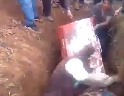 Scene de groaza. Cadavrul unei femei cade din sicriu in timp ce era asezat in mormant - VIDEO Scene de groaza. Cadavrul unei femei cade din sicriu in timp ce era asezat in mormant - VIDEO