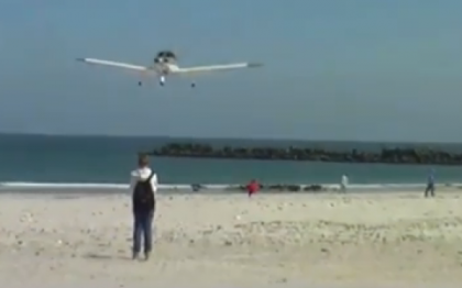 Aproape de o tragedie. Un barbat a fost cat pe ce sa fie strivit de un avion care incerca sa aterizeze Aproape de o tragedie. Un barbat a fost cat pe ce sa fie strivit de un avion care incerca sa aterizeze