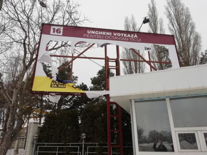 Un panou electoral al blocului ACUM, vandalizat la Ungheni. Octavian Ticu, candidatul fractiunii pe circumscriptia de acolo, acuza PD de cele intamplate si sustine ca a depus o plangere la politie - FOTO Un panou electoral al blocului ACUM, vandalizat la Ungheni. Octavian Ticu, candidatul fractiunii pe circumscriptia de acolo, acuza PD de cele intamplate si sustine ca a depus o plangere la politie - FOTO