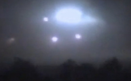 OZN filmat in Anglia. Imaginile filmate de o tanara, intr-un avion, au ajuns viral. VIDEO OZN filmat in Anglia. Imaginile filmate de o tanara, intr-un avion, au ajuns viral. VIDEO