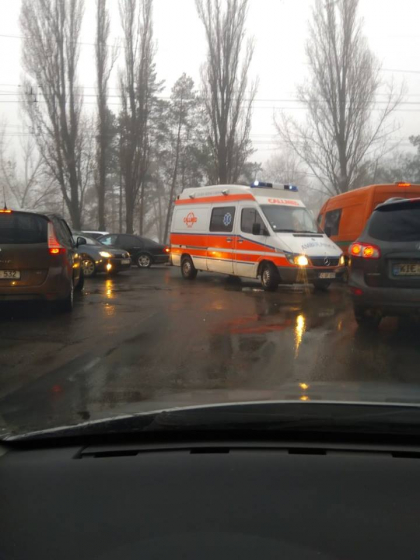 O ambulanta s-a ciocnit cu un microbuz pe o strada de la Botanica: in zona s-au format ambuteiaje - FOTO