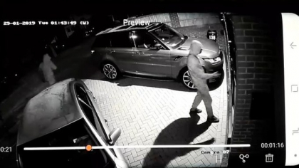 Momentul in care trei hoti fura un Range Rover in doar 40 de secunde - VIDEO Momentul in care trei hoti fura un Range Rover in doar 40 de secunde - VIDEO