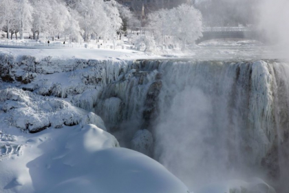 Imagini spectaculoase cu cascada Niagara. Par desprinse din filmul "Frozen" -GALERIE FOTO Imagini spectaculoase cu cascada Niagara. Par desprinse din filmul "Frozen" -GALERIE FOTO