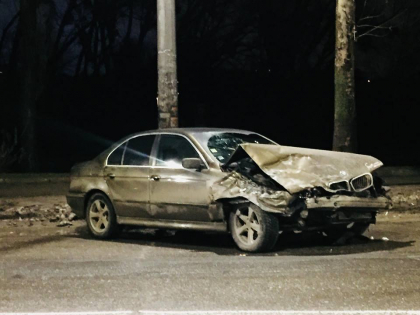 Doua masini s-au ciocnit violent in sectorul Buiucani al capitalei. In urma impactului o masina s-a rasturnat - GALERIE FOTO