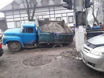 Un camion cu pietris, inghitit de o groapa din asfalt, pe o strada din capitala: "A cazut in propria groapa" - FOTO Un camion cu pietris, inghitit de o groapa din asfalt, pe o strada din capitala: "A cazut in propria groapa" - FOTO