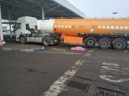 O angajata de la vama Leuseni s-a stins, dupa ce a fost strivita de un camion chiar la locul de munca - FOTO O angajata de la vama Leuseni s-a stins, dupa ce a fost strivita de un camion chiar la locul de munca - FOTO