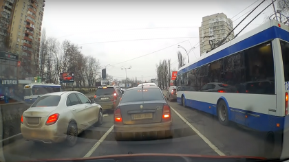 Roata unui troleibuz din capitala A EXPLODAT. Momentul a fost surprins cu o camera de bord - VIDEO
