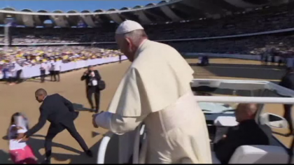 O fetita a trecut de politie si a fugit spre Papa Francisc: "Vai de sotul ei!" O fetita a trecut de politie si a fugit spre Papa Francisc: "Vai de sotul ei!"