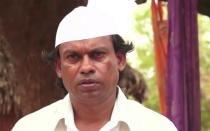 Indianul, care merge cu spatele de 25 de ani pentru pace, nu mai stie sa mearga normal. "Mintea mea a uitat cum se face" Indianul, care merge cu spatele de 25 de ani pentru pace, nu mai stie sa mearga normal. "Mintea mea a uitat cum se face"