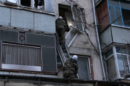 Explozie intr-un bloc de locuit din regiunea transnistriana. O persoana s-a stins, iar alta se afla in stare grava la spital: ar fi explodat o grenada - VIDEO Explozie intr-un bloc de locuit din regiunea transnistriana. O persoana s-a stins, iar alta se afla in stare grava la spital: ar fi explodat o grenada - VIDEO