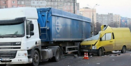 Un microbuz plin cu moldoveni, implicat intr-un grav accident in Ucraina: trei oameni au murit, iar alti patru sunt in stare grava la spital. Vehiculul a ramas practic fara acoperis - VIDEO