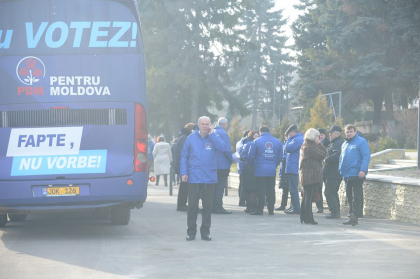 Democratii si-au reparat autocarul cu fotolii din piele, asa ca au renuntat la autobuzul care rezista la gropi, dar se clatina de la cantat. Ieri au ajuns la Cimislia - FOTO Democratii si-au reparat autocarul cu fotolii din piele, asa ca au renuntat la autobuzul care rezista la gropi, dar se clatina de la cantat. Ieri au ajuns la Cimislia - FOTO