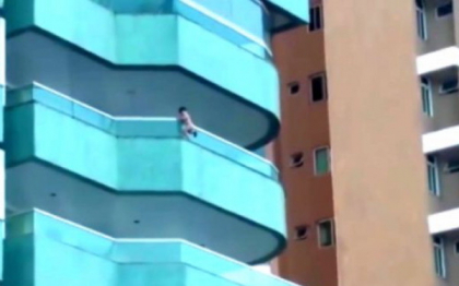 Un copil de 3 ani se tine doar cu o mana de balustrada balconului, la 15 metri inaltime. Ce fac parintii micutului in acest timp. VIDEO Un copil de 3 ani se tine doar cu o mana de balustrada balconului, la 15 metri inaltime. Ce fac parintii micutului in acest timp. VIDEO