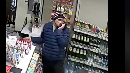 Autoritatile cauta un barbat care ar fi batut si violat o tanara de 29 de ani intr-o cladire parasita din Straseni. Imagini de pe camerele de supraveghere - VIDEO Autoritatile cauta un barbat care ar fi batut si violat o tanara de 29 de ani intr-o cladire parasita din Straseni. Imagini de pe camerele de supraveghere - VIDEO