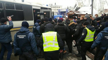 Sectie de politie luata cu asalt, in Kiev. Batalie intre activisti si agenti - VIDEO Sectie de politie luata cu asalt, in Kiev. Batalie intre activisti si agenti - VIDEO