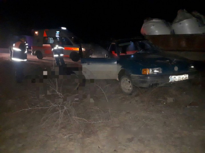 Accident teribil la Donduseni. Un barbat si-a pierdut viata, iar alti doi au ajuns la spital, dupa ce masina in care se aflau s-a izbit violent de o remorca. Cum s-a intamplat totul - FOTO Accident teribil la Donduseni. Un barbat si-a pierdut viata, iar alti doi au ajuns la spital, dupa ce masina in care se aflau s-a izbit violent de o remorca. Cum s-a intamplat totul - FOTO