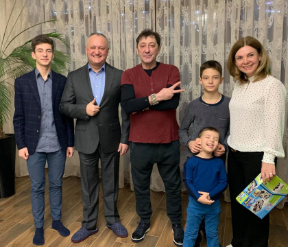 Dodon l-a adus pe Grigori Leps la el acasa. Si-a aliniat familia ca sa-l intampine si i-a propus vin pe care, spune presedintele, l-a facut chiar el. Leps: "am lasat bautul" - FOTO/VIDEO Dodon l-a adus pe Grigori Leps la el acasa. Si-a aliniat familia ca sa-l intampine si i-a propus vin pe care, spune presedintele, l-a facut chiar el. Leps: "am lasat bautul" - FOTO/VIDEO