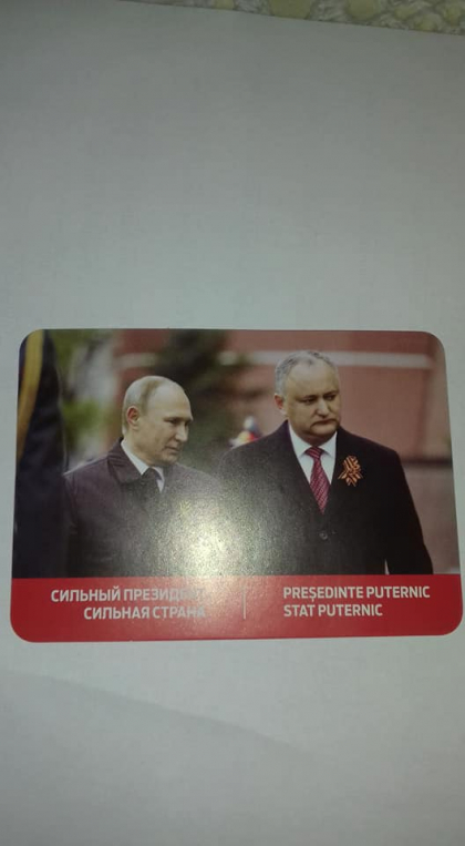 Calendare pe care se vede imaginea lui Igor Dodon si a lui Vladimir Putin - distribuite in stanga Nistrului, in plina campanie electorala - GALERIE FOTO