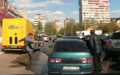 VIDEO. Un sofer din Rusia a fost batut in plina strada, dupa ce a pornit un conflict. Totul a fost filmat VIDEO. Un sofer din Rusia a fost batut in plina strada, dupa ce a pornit un conflict. Totul a fost filmat