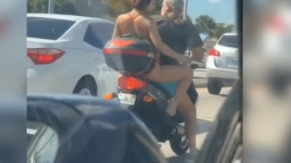 Gestul jenant facut de o femeie in public. Imaginile au devenit virale - VIDEO Gestul jenant facut de o femeie in public. Imaginile au devenit virale - VIDEO