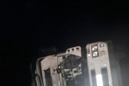 Un sofer a ajuns la spital, dupa ce camionul pe care il conducea s-a rasturnat langa Fundul Galbenei, Hancesti - GALERIE FOTO