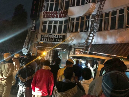 Hotel din New Delhi, cuprins de flacari. 17 persoane au murit, intre care si un copil - GALERIE FOTO Hotel din New Delhi, cuprins de flacari. 17 persoane au murit, intre care si un copil - GALERIE FOTO