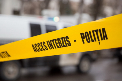 Caz teribil in Tiraspol. Patru tineri au dat buzna in casa unui barbat, l-au amenintat cu un pistol, incercand sa-l jefuiasca. Un barbat care se afla la el in vizita a fost impuscat si a ajuns la spital