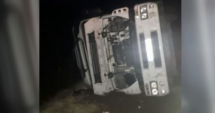 Ce risca soferul camionului care a pierdut controlul asupra volanului si s-a rasturnat cu vehiculul, langa Fundul Galbenei