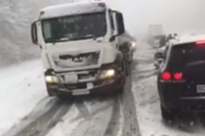 Cosmar pe soseaua Balcani. Drumul, blocat pe ambele sensuri din cauza ninsorii. Terguta: "Nu este nicio masina de deszapezire" - VIDEO Cosmar pe soseaua Balcani. Drumul, blocat pe ambele sensuri din cauza ninsorii. Terguta: "Nu este nicio masina de deszapezire" - VIDEO