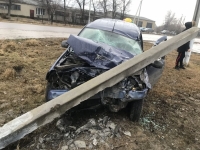 Un taxi s-a ciocnit violent cu o masina a unei agentii de securitate: au doborat un pilon, iar unul dintre vehicule a ajuns cu rotile in sus - VIDEO/GALERIE FOTO