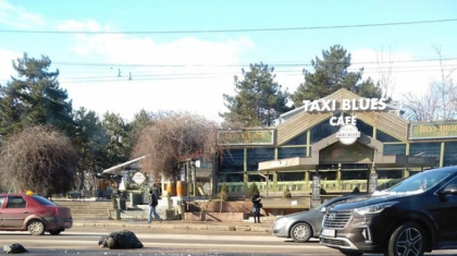 O persoana a fost lovita de o masina pe o strada din sectorul Botanica al capitalei. Politia la fata locului - FOTO O persoana a fost lovita de o masina pe o strada din sectorul Botanica al capitalei. Politia la fata locului - FOTO