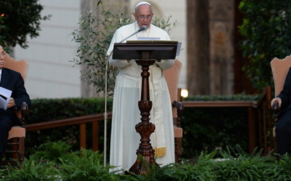 Moment istoric. Papa Francisc si presedintii Palestinei si Israelului s-au rugat impreuna pentru pace Moment istoric. Papa Francisc si presedintii Palestinei si Israelului s-au rugat impreuna pentru pace