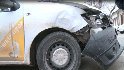 O masina de taxi in care se aflau pasageri a intrat violent intr-o Skoda, care, in urma impactului, s-a izbit intr-un copac, apoi in peretele unei cladiri - GALERIE FOTO O masina de taxi in care se aflau pasageri a intrat violent intr-o Skoda, care, in urma impactului, s-a izbit intr-un copac, apoi in peretele unei cladiri - GALERIE FOTO