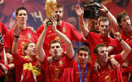 Conchistadorii moderni si Noua Ordine Mondiala in sport. Cum a ajuns Spania sa-i detroneze pe inventatorii fotbalului Conchistadorii moderni si Noua Ordine Mondiala in sport. Cum a ajuns Spania sa-i detroneze pe inventatorii fotbalului