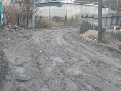 Strada Alexei Mateevici din Calarasi se afla intr-o stare dezastruoasa, desi, nu de mult a fost reabilitata cu pietris, spun localnicii: "imposibil de mers pe jos,cu masina suntem aruncati dintr-un gard in altul" - FOTO Strada Alexei Mateevici din Calarasi se afla intr-o stare dezastruoasa, desi, nu de mult a fost reabilitata cu pietris, spun localnicii: "imposibil de mers pe jos,cu masina suntem aruncati dintr-un gard in altul" - FOTO