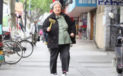 Misiunea ciudata a unei femei din China. Cum arata cea care omoara pana la 1.000 de muste in fiecare zi Misiunea ciudata a unei femei din China. Cum arata cea care omoara pana la 1.000 de muste in fiecare zi