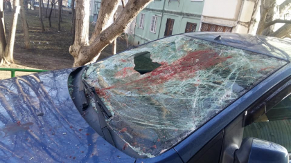 O cearta s-a terminat cu "surprize" pentru un locuitor din capitala. Si-a gasit masina cu parbrizul distrus si plin de sange. Politia: nu s-a inteles cu iubita. Ce a facut femeia - FOTO