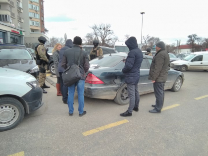 Mascatii de la CNA si PA perchezitioneaza un Mercedes parcat in fata unui magazin de langa viaduct. Soferul automobilului ar fi primit 600 de euro ca sa ajute o tanara sa obtina permisul de conducere - GALERIE FOTO Mascatii de la CNA si PA perchezitioneaza un Mercedes parcat in fata unui magazin de langa viaduct. Soferul automobilului ar fi primit 600 de euro ca sa ajute o tanara sa obtina permisul de conducere - GALERIE FOTO