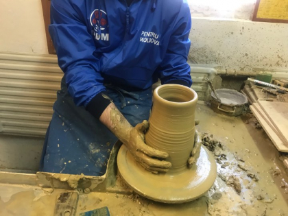 Sergiu Sarbu este de neoprit - in electorala reuseste sa-si bage mainile peste tot. De data aceasta s-a apucat de olarit intr-o gospodarie din Calarasi - GALERIE FOTO Sergiu Sarbu este de neoprit - in electorala reuseste sa-si bage mainile peste tot. De data aceasta s-a apucat de olarit intr-o gospodarie din Calarasi - GALERIE FOTO