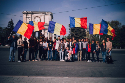 URMARESTE LIVE. Flashmob "Unionistii au un cadou pentru Igor Dodon" URMARESTE LIVE. Flashmob "Unionistii au un cadou pentru Igor Dodon"